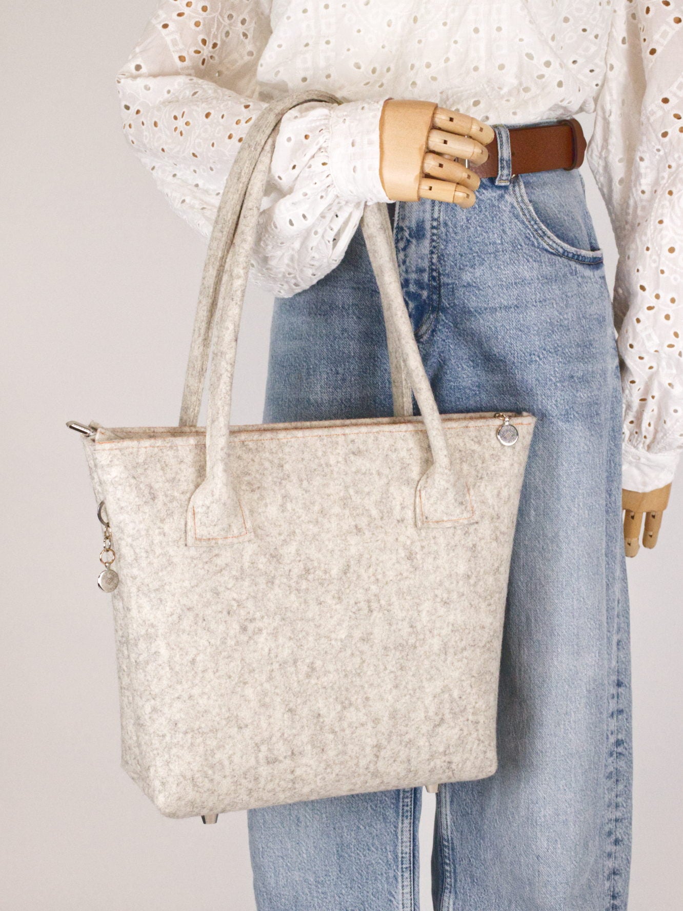 FINE FELT *G* Shoulder-Bag in Tulpenform, hellgrau-meliert