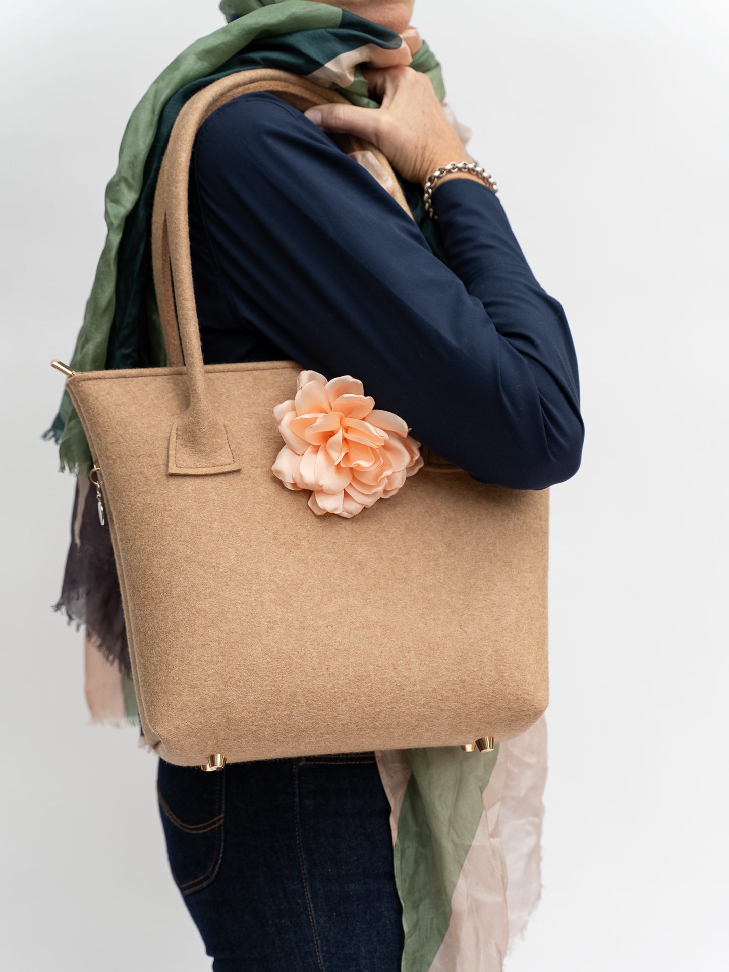 FINE FELT *G* Shoulder-Bag in Tulpenform, karamell