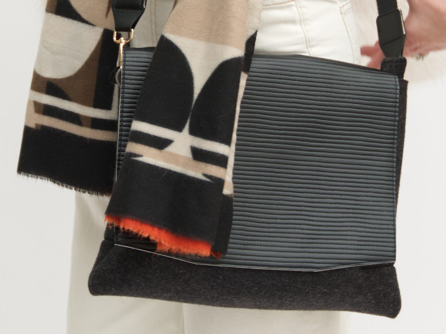 FINE FELT *C* die Cross-Body-Bag, anthrazit-meliert