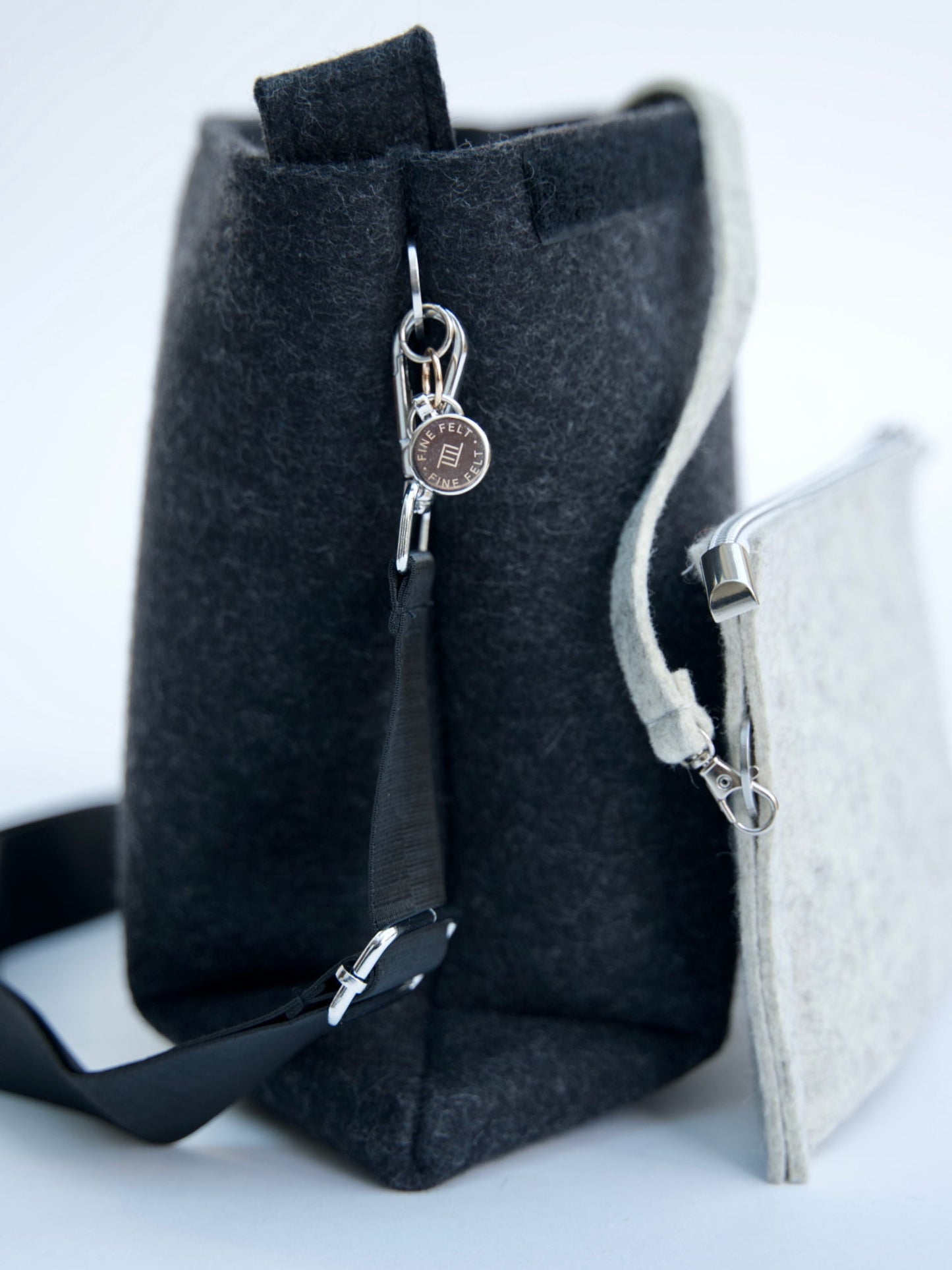 FINE FELT *C* die Cross-Body-Bag, anthrazit-meliert