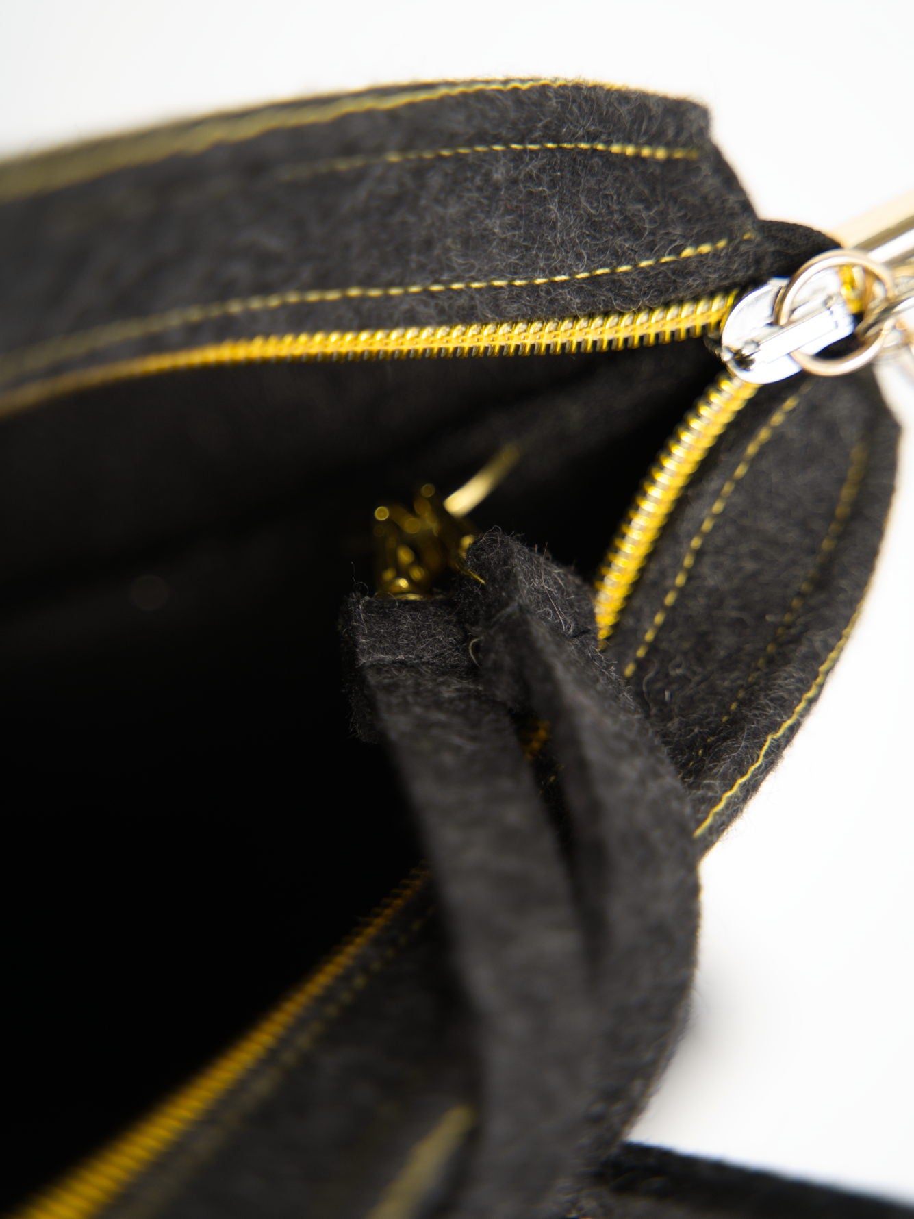 FINE FELT *G* Shoulder-Bag in Tulpenform, anthrazit-meliert