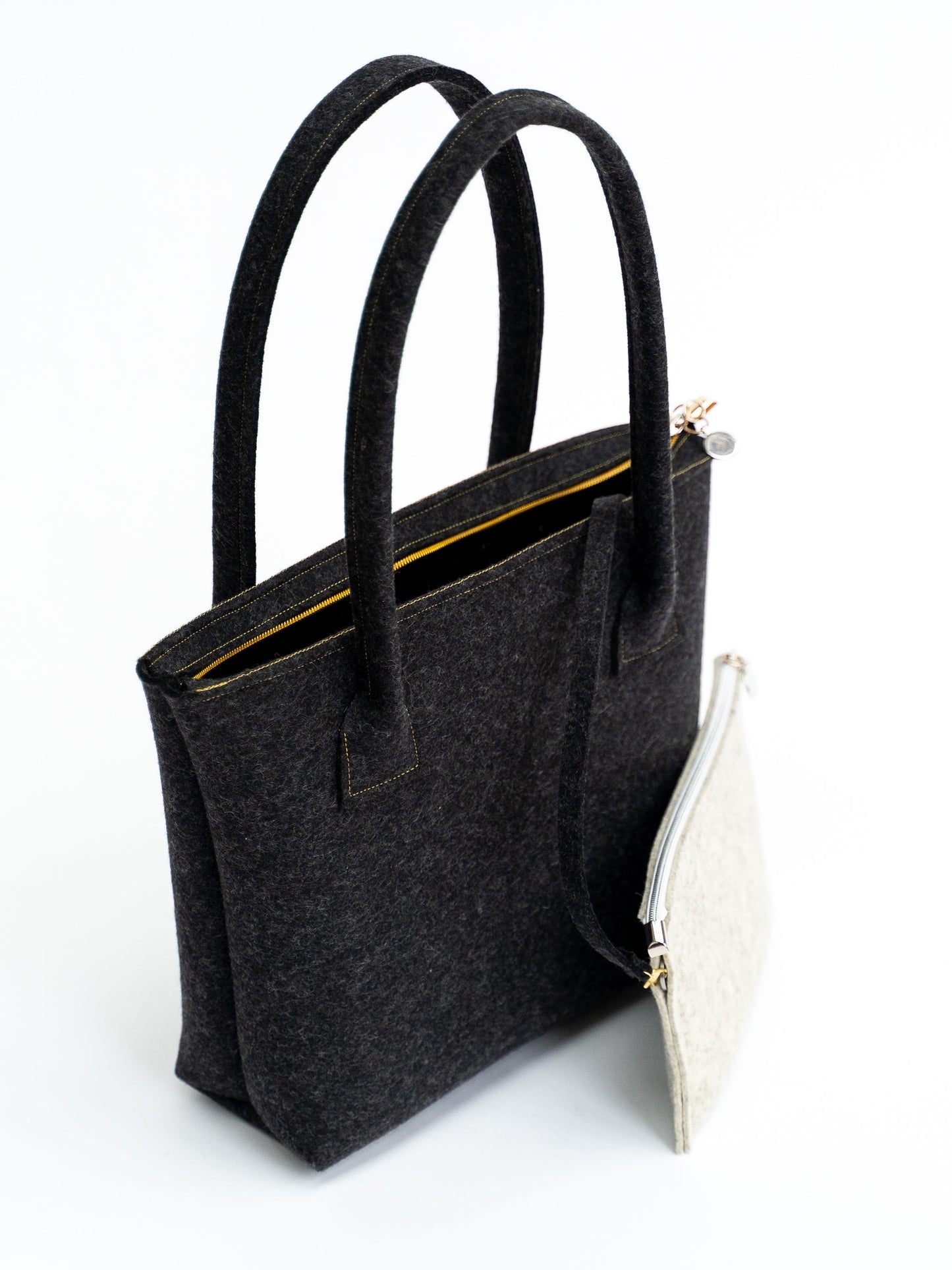 FINE FELT *G* Shoulder-Bag in Tulpenform, anthrazit-meliert
