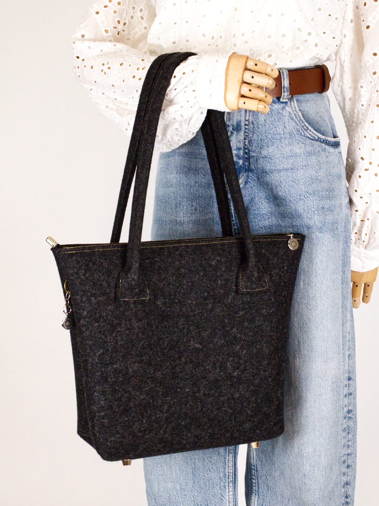 FINE FELT *G* Shoulder-Bag in Tulpenform, anthrazit-meliert