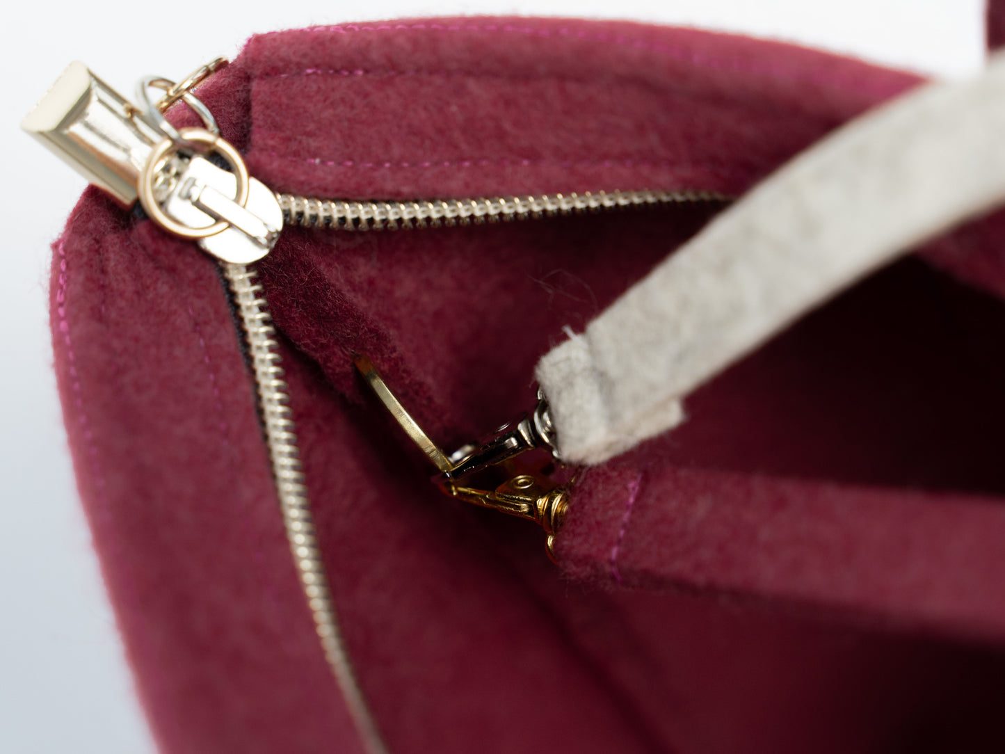 FINE FELT *G* Shoulder-Bag in Tuplenform, weinrot